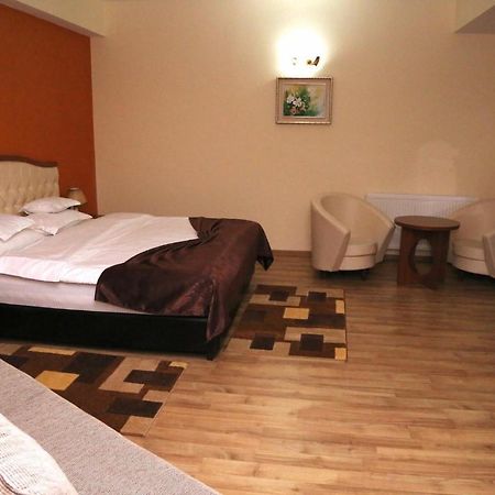 Hotel Crystal Palace Râmnicu Vâlcea エクステリア 写真