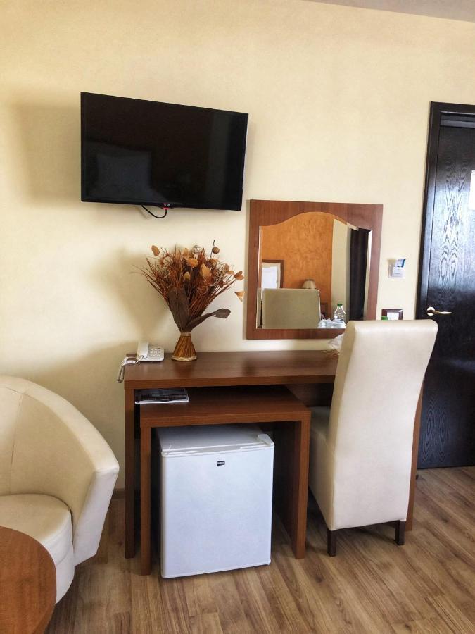 Hotel Crystal Palace Râmnicu Vâlcea エクステリア 写真