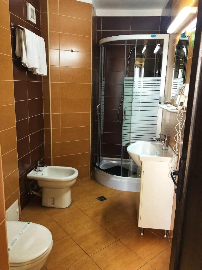 Hotel Crystal Palace Râmnicu Vâlcea エクステリア 写真