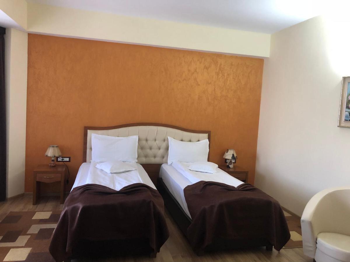 Hotel Crystal Palace Râmnicu Vâlcea エクステリア 写真