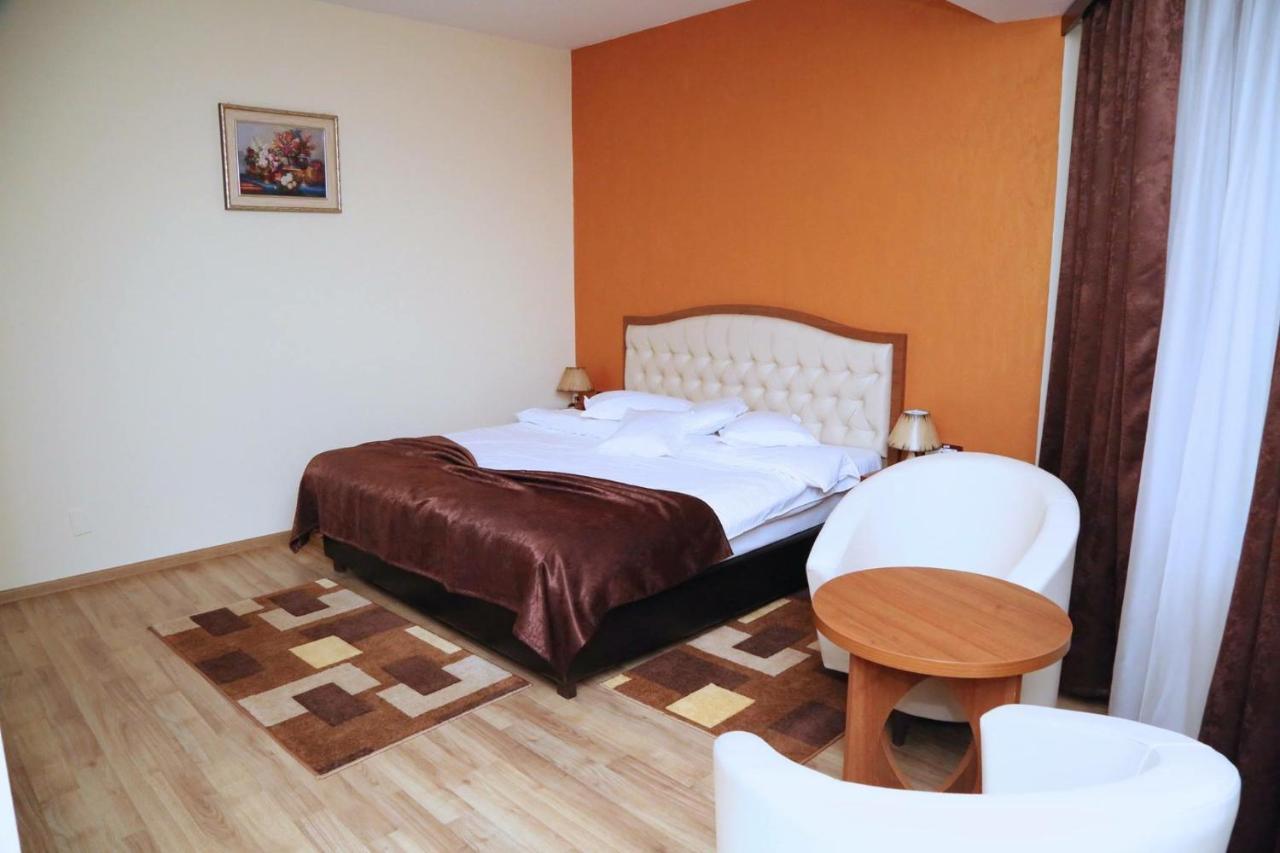 Hotel Crystal Palace Râmnicu Vâlcea エクステリア 写真